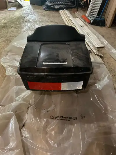 Harley Davidson Road King hard tour trunk. Pick up in Stouffville. Year 1999 Colour Black