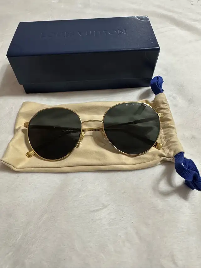 Louis Vuitton Gold and Black Sunglasses in Other in City of Toronto - Image 2