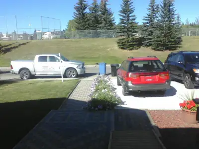 Room by Canyon Meadows LRT for Male 's Short/long- term Rental