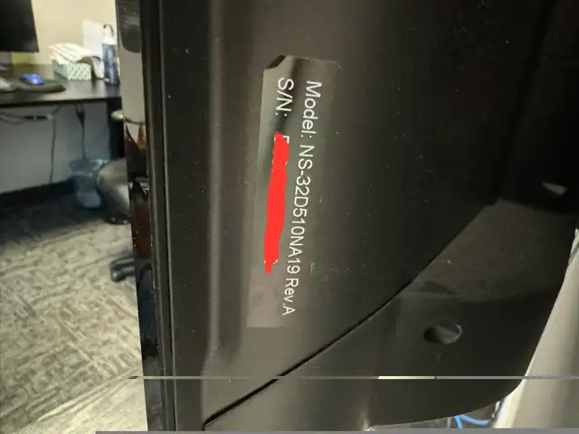 Insignia 32’’ TV with wall mount in TVs in Markham / York Region - Image 4