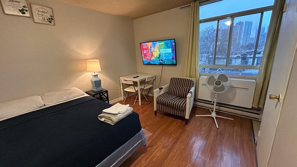 FURNISHED STUDIO APARTMENT IN DOWNTOWN TORONTO 4