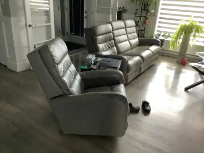 Lazyboy acheté été 2019 (prix négociable) Sofa 3 places assise cuir/pvc entièrement motorisé (inclin...