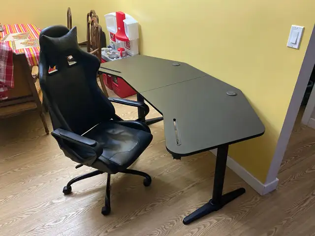 EUREKA Ergonomic Gaming Desk and Chair Set (CAN DELIVER) in Desks in Ottawa - Image 2