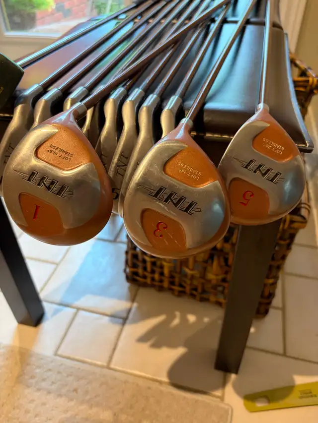Women's Right Hand Golf Clubs = Drivers 1,3,5+Irons 3,4,5,6,7,8, in Golf in North Bay - Image 5