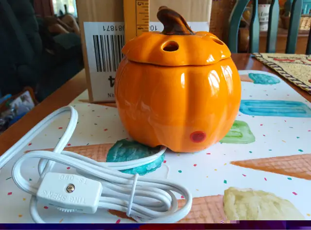 Yankee candle electric tart warmer jack o'lantern BNIB in Home Décor & Accents in Barrie - Image 4