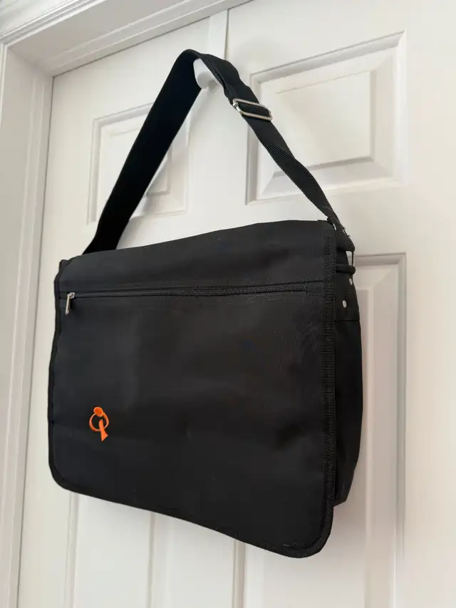 NEW - Messenger Laptop Bag, Black in Laptop Accessories in Markham / York Region - Image 3