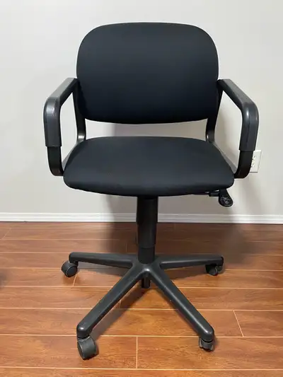 HON cloth office chair. Height adjustable. Used in good condition.