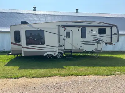 Selling for my elderly parents their 2015 32ft rcts very clean. It has not seen much, used very litt...