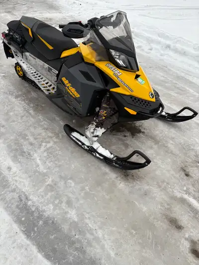 2008 ski doo 600 Sdi 9912km Electric start and reverse Hand and thumb warmers New brp belt Always ra...