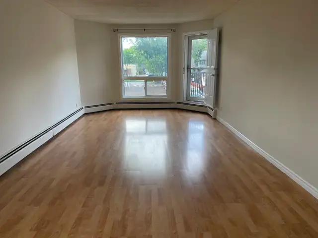 STRATHCONA 1 BED/1 BATH SUITE