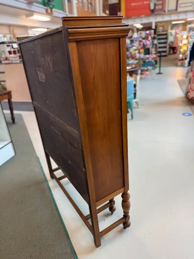 vintage solid wood display cabinet  in Hutches & Display Cabinets in Edmonton - Image 6
