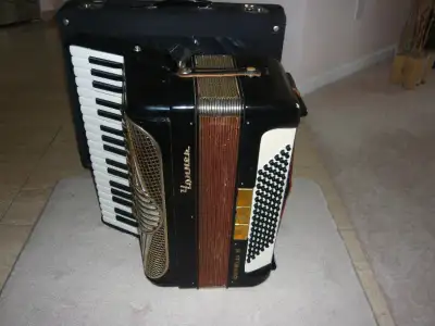 MAGNIFIQUE ACCORDÉON PIANO HOHNER, View more