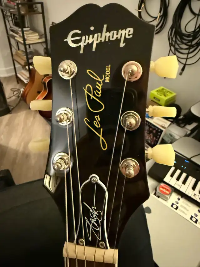 Epiphone “Slash Victoria” Les Paul w/ case  in Guitars in Kawartha Lakes - Image 9