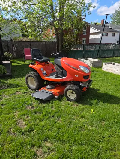 Description : Je vends un tracteur de jardin diesel Kubota GR2100 en excellente condition et très pe...