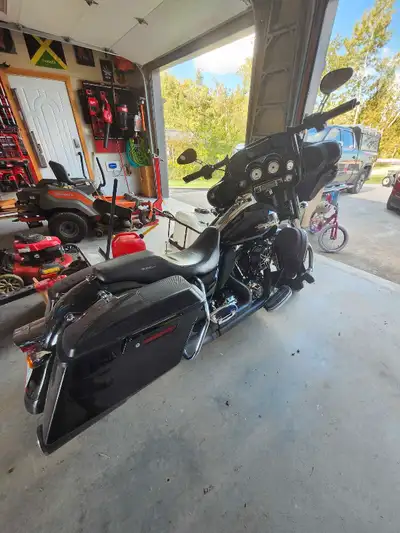 2010 Harley-Davidson Street Glide, 80,000km Beer box, 8 speaker sound system. Just got a complete fu...