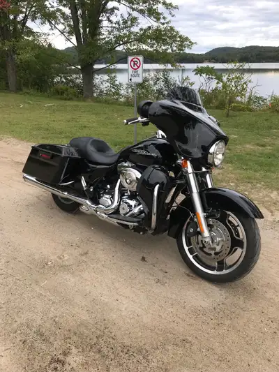 2012 street glide low miles 19,823 miles or 31,902 kls, 103 eng, 6 speed, cruise control, lower leg...