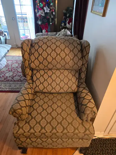 Belle chaise style princesse Anne propre et confortable peu utilisé, n’est pas inclinable 100$ je su...