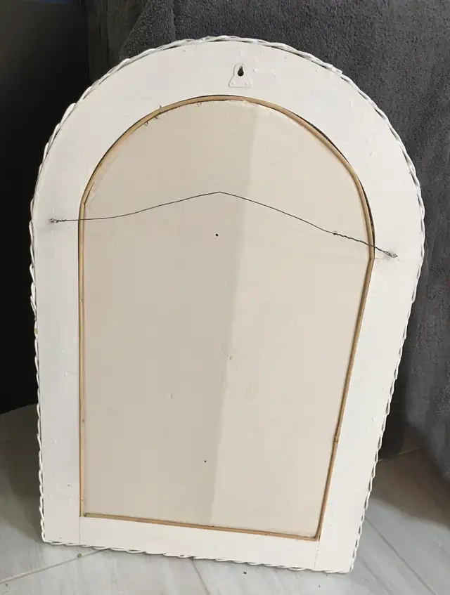 Lovely Large Vintage White Wicker Wall Mount Mirror 30"x 20" in Home Décor & Accents in City of Toronto - Image 5