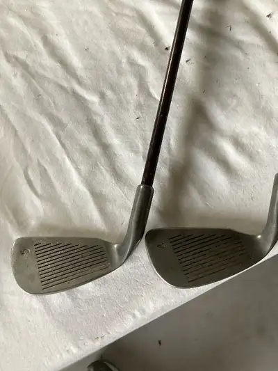 VARIOUS LEFT HANDED GOLF CLUBS AS LISTED BELOW : 5 IRON POWER BILT 9 IRON TRUE TEMPER STYLIST 3 IRON...