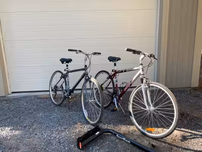 Deux bicyclettes hybrides pour adulte. Neuves, jamais utilisées. Support de transport Sportrack pour...