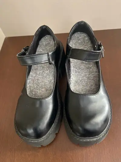Mary Jane style shoes woman size 6, View more