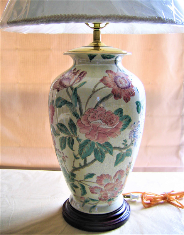 NEW, LARGE CERAMIC FLORAL TABLE TRI-LITE LAMP in Indoor Lighting & Fans in Hamilton - Image 3