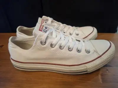 Like new, these shoes were worn once. Unisex, model M7652C. Optical white. Labeled mens 6 / womens 8...