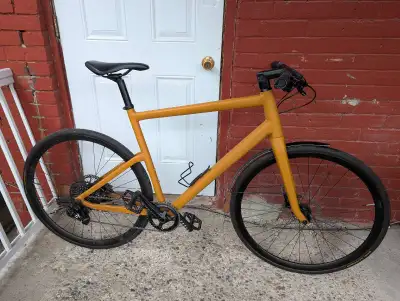 A 700c aluminum frame commuter bike with upper mid-range components and sram level hydraulic disc br...