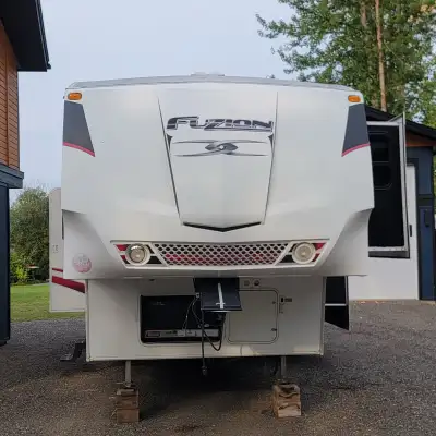 The Fuzion FZ322 is one of the smaller fifth wheel toy haulers available with a separate 10’ garage....