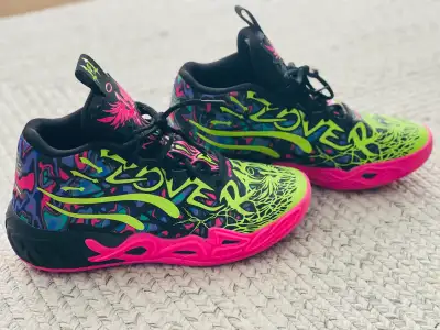 LaMelo basketball sneakers youth size 7, View more