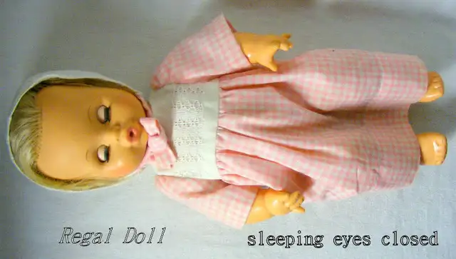 VINTAGE Regal doll, wetting, vinyl, blue sleep eyes, blond, 16” in Toys & Games in City of Toronto - Image 6