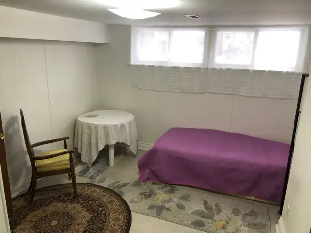 BRIGHT ROOMS BASEMENT -50m TO PLAZA STEELES/BATHURST NEAR BUS