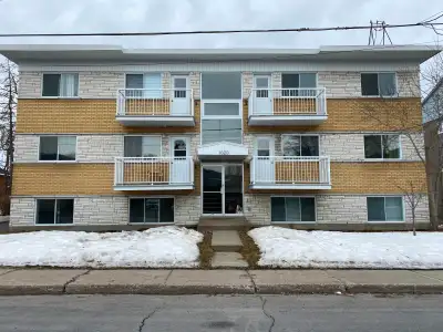Grand 4-1/2 a louer dans le Vieux Longueuil, a aires ouvertes, au 2ième étage, très lumineux a Longu...