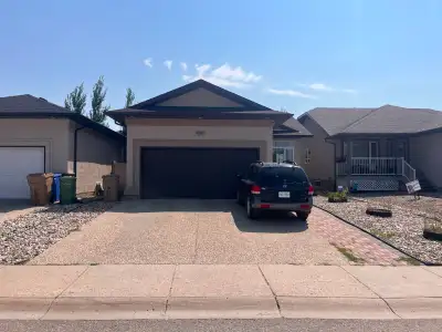 Welcome to this spacious 5 bedroom, 3 bathroom full home in Lakeridge — a comfortable yet modern spa...