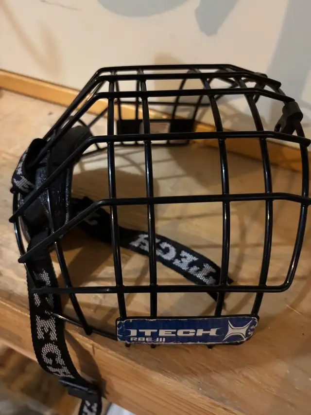 hockey helmet cage in Hockey in Kitchener / Waterloo - Image 3