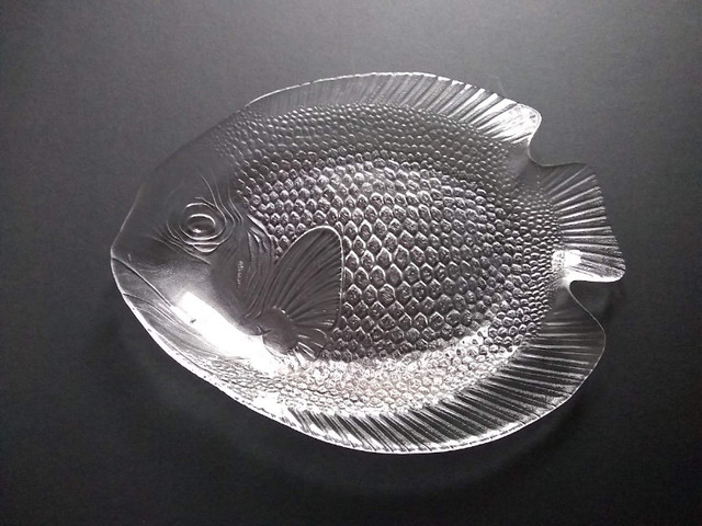 Blue swirl glass bowl & vintage Arcoroc fish shaped platter in Arts & Collectibles in Kitchener / Waterloo - Image 2