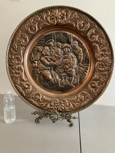 Magnifique assiette décorative en cuivre 23" de diamètre Le chevalet est entièrement en brass, 21" d...