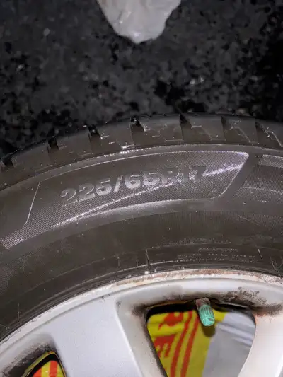 Pneus utilisé pour seulement une saison d’été, avec les rims. Taille 225/65R17 Tires used for only o...