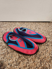 BNWOT girl's sz 11 water shoes