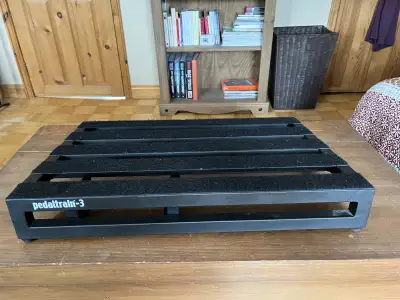 Pedaltrain-3. 24" x 16" avec case. Comme neuf! Prix: $200