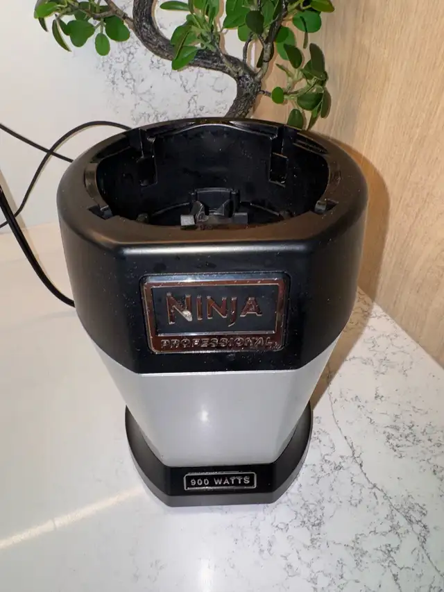 FOR SALE: Ninja BL450C Nutri Pro Personal Blender – 900W in Processors, Blenders & Juicers in Cambridge - Image 3