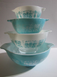 VINTAGE 1957 Pyrex Nesting Bowls - Blue & White Homestead Design