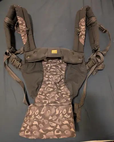 All season baby carrier. Has back support. Used only a handful of times. In very good condition. Pic...