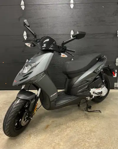 Scooter Piaggio Typhoon 2022 Seulement 3 475 km Mécanique A1 Excellent état Prix peut être négocié