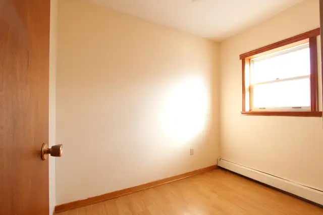 2 bedroom downtown core high ceilings ground level all inclusive62864759436417124