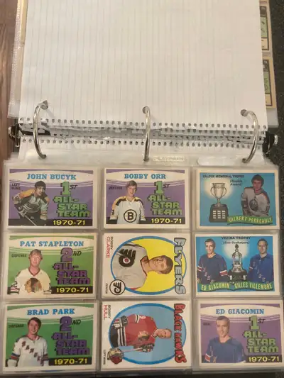 1971-72 OPC hockey lot 100 cards featuring Bobby Orr Bobby Hull and Bobby Clarke. The cards are in e...