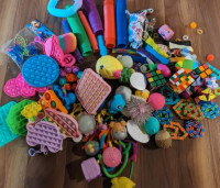 Over 100 assorted fidget toys