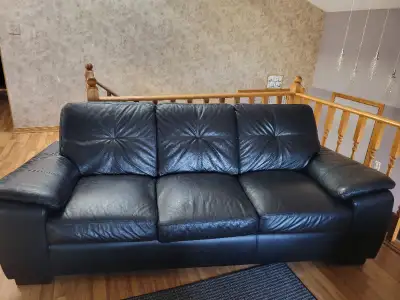 *** MOVING SALE *** Selling this couch set in like new condition: - Sofa. - Loveseat. SEE PICTURES....