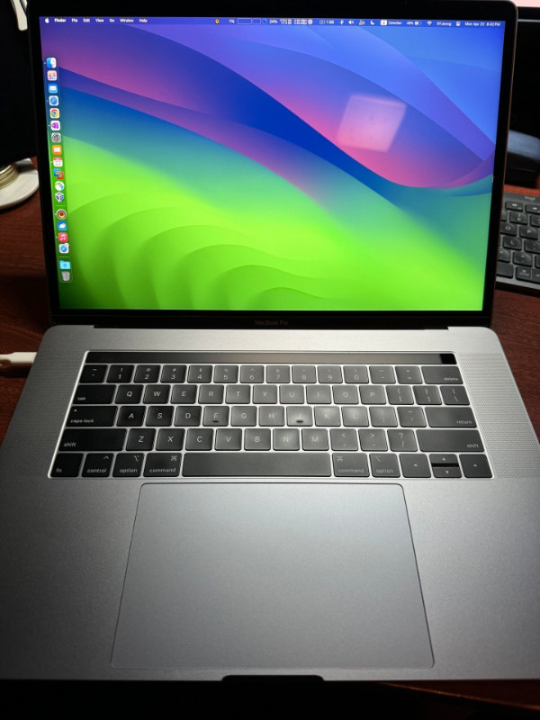 Macbook Pro 15" i9 in Laptops in Gatineau