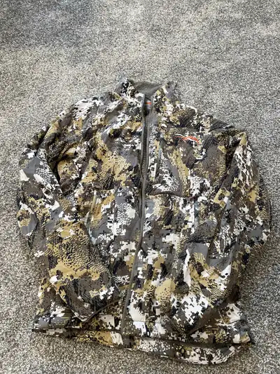 Like new men’s size medium Sitka gear ambient jacket.